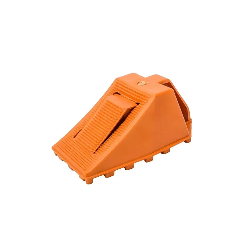 Oranžový plastový bezpečnostní zakládací klín pod kola - délka 21 cm, šířka 10 cm, výška 9 cm