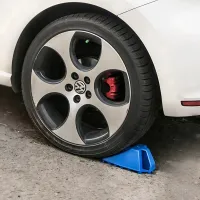 Oranžový plastový bezpečnostní zakládací klín pod kola - délka 21 cm, šířka 10 cm, výška 9 cm