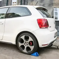 Oranžový plastový bezpečnostní zakládací klín pod kola - délka 21 cm, šířka 10 cm, výška 9 cm