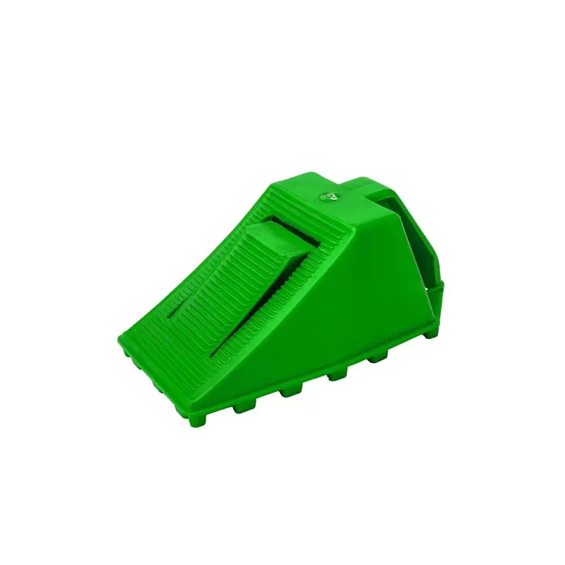 Zelený plastový bezpečnostní zakládací klín pod kola - délka 21 cm, šířka 10 cm, výška 9 cm