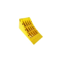 Žlutý plastový protiskluzový zakládací klín pod kola E46 - délka 38,3 cm, šířka 16 cm, výška 19 cm
