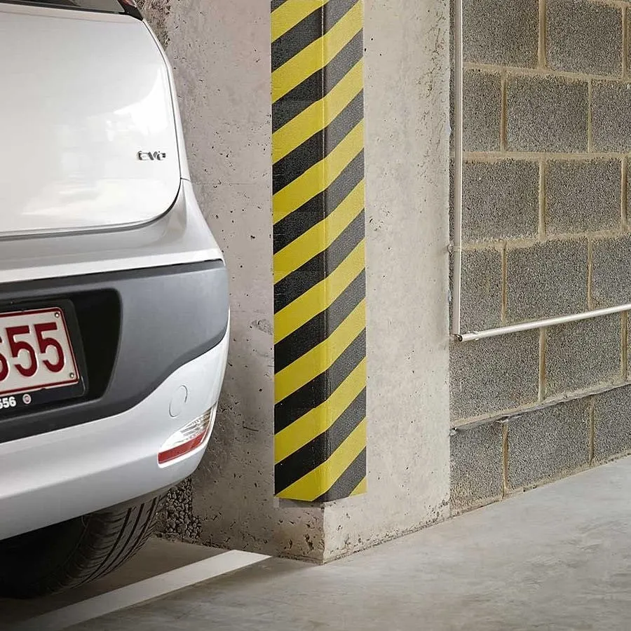 Černo-žlutá pěnová ochrana rohů zdí, stěn - délka 120 cm, šířka 12,5 x 12,5 cm, tloušťka 2,5 cm