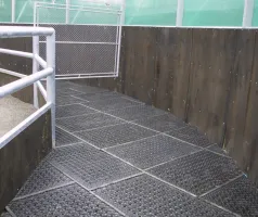 Plastová děrovaná podlahová deska FLOMA Paddock RePVC T613A - délka 120 cm, šířka 80 cm, výška 4,3 cm