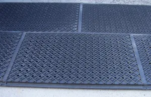 Plastová děrovaná podlahová deska FLOMA Paddock RePVC T613A - délka 120 cm, šířka 80 cm, výška 4,3 cm