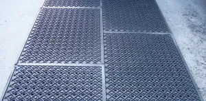 Plastová děrovaná podlahová deska FLOMA Paddock RePVC T613A - délka 120 cm, šířka 80 cm, výška 4,3 cm