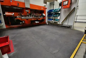 Plastová hladká kuličková puzzle podlahová deska FLOMA RePVC T621P - délka 116 cm, šířka 78 cm, výška 1,2 cm