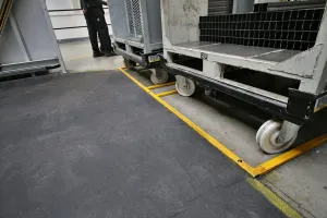 Plastová hladká kuličková puzzle podlahová deska FLOMA RePVC T621P - délka 116 cm, šířka 78 cm, výška 1,2 cm