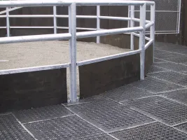 Plastová podlahová deska FLOMA Paddock RePVC T613 - délka 120 cm, šířka 80 cm, výška 4,3 cm