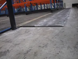 Plastová zátěžová podlahová deska FLOMA RePVC T602 - délka 120 cm, šířka 80 cm, výška 4,3 cm