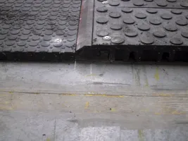 Plastová zátěžová podlahová deska FLOMA RePVC T602 - délka 120 cm, šířka 80 cm, výška 4,3 cm