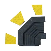 Černo-žlutý plastový rohový kabelový most "levá zatáčka" (4x35x35, 1x35x40) FLOMA CPR27 - délka 50 cm, šířka 43 cm, výška 6 cm