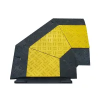 Černo-žlutý plastový rohový kabelový most "levá zatáčka" (4x35x35, 1x35x40) FLOMA CPR27 - délka 50 cm, šířka 43 cm, výška 6 cm