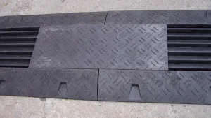 Černý plastový kabelový most (4x35x35, 1x35x40) FLOMA CPR27 - délka 80 cm, šířka 60 cm, výška 6 cm