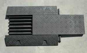 Černý plastový kabelový most (4x35x35, 1x35x40) FLOMA CPR27 - délka 80 cm, šířka 60 cm, výška 6 cm