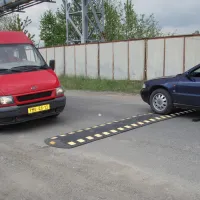 Černý plastový koncový univerzální zpomalovací práh (30 km/h) "samec" SB40 - délka 15 cm, šířka 80 cm, výška 5,2 cm