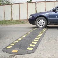 Černý plastový koncový univerzální zpomalovací práh (30 km/h) "samec" SB40 - délka 15 cm, šířka 80 cm, výška 5,2 cm