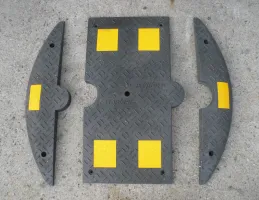 Černý plastový koncový univerzální zpomalovací práh (30 km/h) "samice" SB40 - délka 15 cm, šířka 80 cm, výška 5,2 cm
