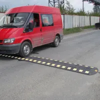 Černý plastový koncový univerzální zpomalovací práh (30 km/h) "samice" SB40 - délka 15 cm, šířka 80 cm, výška 5,2 cm