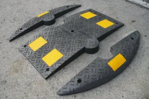 Černý plastový koncový univerzální zpomalovací práh (30 km/h) "samec" SB40 - délka 15 cm, šířka 80 cm, výška 5,2 cm