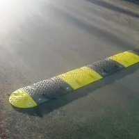 Černý plastový koncový zpomalovací práh (10 km/h) SB10 - délka 21,5 cm, šířka 43 cm, výška 6 cm