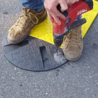 Černý plastový koncový zpomalovací práh (10 km/h) SB10 - délka 21,5 cm, šířka 43 cm, výška 6 cm