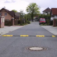 Černý plastový koncový zpomalovací práh (20 km/h) SB20 - délka 21,5 cm, šířka 43 cm, výška 5 cm