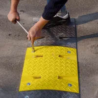 Černý plastový koncový zpomalovací práh (30 km/h) SB30 - délka 21,5 cm, šířka 43 cm, výška 3 cm