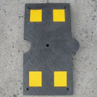 Černý plastový průběžný univerzální zpomalovací práh (30 km/h) SB40 - délka 40 cm, šířka 80 cm, výška 5,2 cm