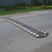 Černý plastový průběžný univerzální zpomalovací práh (30 km/h) SB40 - délka 40 cm, šířka 80 cm, výška 5,2 cm
