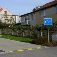 Černý plastový průběžný zpomalovací práh (30 km/h) SB30 - délka 50 cm, šířka 43 cm, výška 3 cm