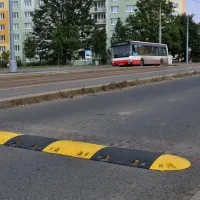 Žlutý plastový koncový zpomalovací práh (10 km/h) SB10 - délka 21,5 cm, šířka 43 cm, výška 6 cm
