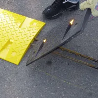 Žlutý plastový koncový zpomalovací práh (10 km/h) SB10 - délka 21,5 cm, šířka 43 cm, výška 6 cm