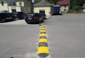 Žlutý plastový koncový zpomalovací práh (10 km/h) SB10 - délka 21,5 cm, šířka 43 cm, výška 6 cm