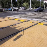 Žlutý plastový koncový zpomalovací práh (20 km/h) SB20 - délka 21,5 cm, šířka 43 cm, výška 5 cm