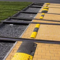 Žlutý plastový koncový zpomalovací práh (20 km/h) SB20 - délka 21,5 cm, šířka 43 cm, výška 5 cm