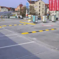 Žlutý plastový koncový zpomalovací práh (20 km/h) SB20 - délka 21,5 cm, šířka 43 cm, výška 5 cm