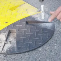 Žlutý plastový koncový zpomalovací práh (20 km/h) SB20 - délka 21,5 cm, šířka 43 cm, výška 5 cm
