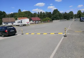 Žlutý plastový koncový zpomalovací práh (20 km/h) SB20 - délka 21,5 cm, šířka 43 cm, výška 5 cm