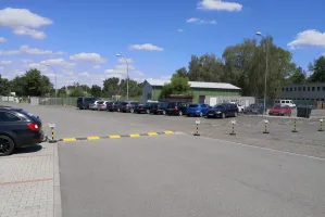 Žlutý plastový koncový zpomalovací práh (20 km/h) SB20 - délka 21,5 cm, šířka 43 cm, výška 5 cm