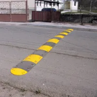 Žlutý plastový koncový zpomalovací práh (30 km/h) SB30 - délka 21,5 cm, šířka 43 cm, výška 3 cm