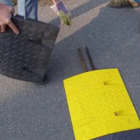 Žlutý plastový průběžný zpomalovací práh (10 km/h) SB10 - délka 50 cm, šířka 43 cm, výška 6 cm