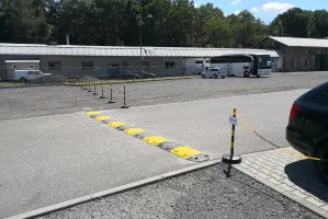 Žlutý plastový průběžný zpomalovací práh (20 km/h) SB20 - délka 50 cm, šířka 43 cm, výška 5 cm