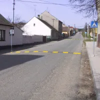 Žlutý plastový průběžný zpomalovací práh (20 km/h) SB20 - délka 50 cm, šířka 43 cm, výška 5 cm
