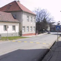 Žlutý plastový průběžný zpomalovací práh (20 km/h) SB20 - délka 50 cm, šířka 43 cm, výška 5 cm