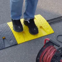 Žlutý plastový průběžný zpomalovací práh (20 km/h) SB20 - délka 50 cm, šířka 43 cm, výška 5 cm
