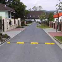 Žlutý plastový průběžný zpomalovací práh (30 km/h) SB30 - délka 50 cm, šířka 43 cm, výška 3 cm