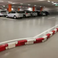 Bílý plastový silniční obrubník RePVC - délka 58 cm, šířka 16 cm, výška 15,8 cm