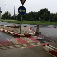 Bílý plastový silniční obrubník RePVC - délka 58 cm, šířka 16 cm, výška 15,8 cm