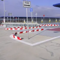 Bílý plastový silniční obrubník RePVC - délka 58 cm, šířka 16 cm, výška 15,8 cm