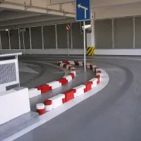 Bílý plastový silniční obrubník RePVC - délka 58 cm, šířka 16 cm, výška 15,8 cm